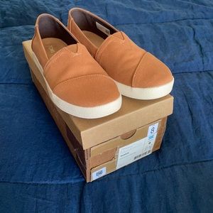 TOMS Avalon NIB - Almond color, size 8